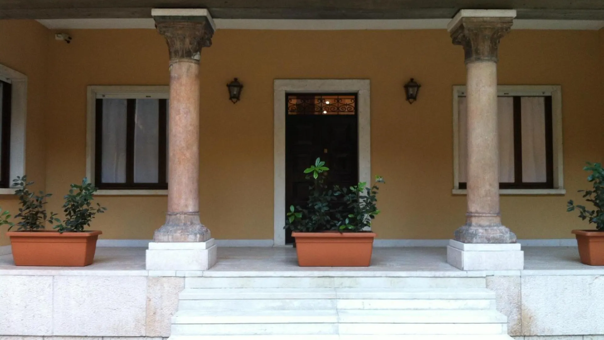 Romeo Design Rooms Verona 2*,  Italy